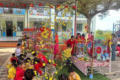 🎋 HỘI CHỢ MỪNG XUÂN BÍNH NGỌ 2026  🌸 Nhằm tạo không khí vui tươi, đậm đà bản sắc văn hóa dân tộc cho các em học sinh nhân dịp Tết cổ truyền, sáng ngày 04/01/2026 (Tức ngày 17/12 Âm lịch)Trường Mầm Non Hoa Sen đã tổ chức Hội chợ mừng Xuân Bính Ngọ 2026.  🎈 Hội chợ diễn ra trong không khí rộn ràng, ấm áp, với nhiều hoạt động trải nghiệm phong phú, phù hợp lứa tuổi mầm non như:  🐔 Văn nghệ chào Xuân  🍡 Trải nghiệm gói bánh chưng, bánh tét  🎨 Viết thư pháp, làm hoa đào, hoa mai  🍢 Khu ẩm thực.  💖 Thông qua chương trình, các em nhỏ không chỉ được vui chơi, trải nghiệm không khí Tết mà còn góp phần giáo dục kỹ năng sống, nuôi dưỡng tình yêu văn hóa truyền thống, đồng thời tạo sự gắn kết giữa nhà trường, phụ huynh học sinh❤️